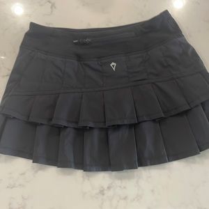 Girls Ivivva tennis skirt with built in shorts. Sz 10 Excellent condition